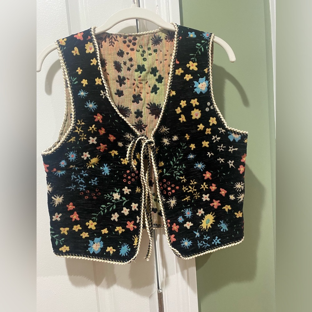 Floral Embroidered Crop Vest - Picture 4 of 6